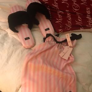 Brand new victoria secret slippers 💞💞💞